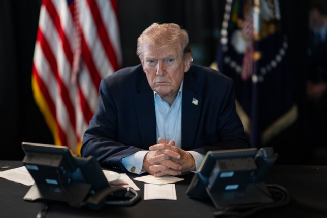 Питає або вгадує розмір і замовляє. Трамп почав активно дарувати своїм радникам та працівникам Білого дому бюджетне взуття